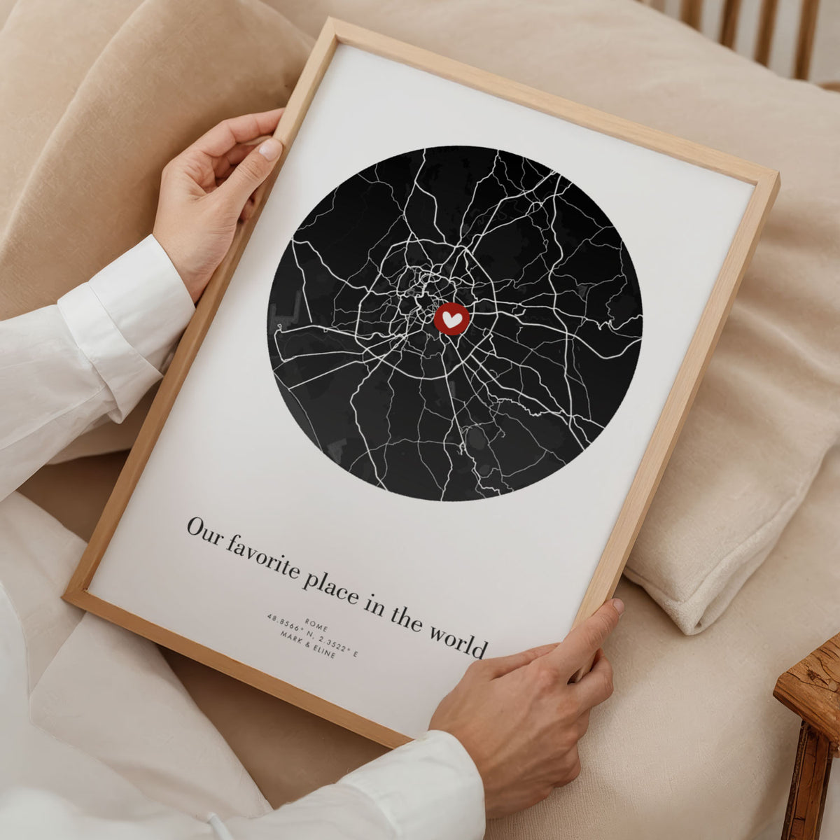 Where it all began poster met ronde stadskaart in zwart, ingelijst en vastgehouden in een lichte slaapkamer