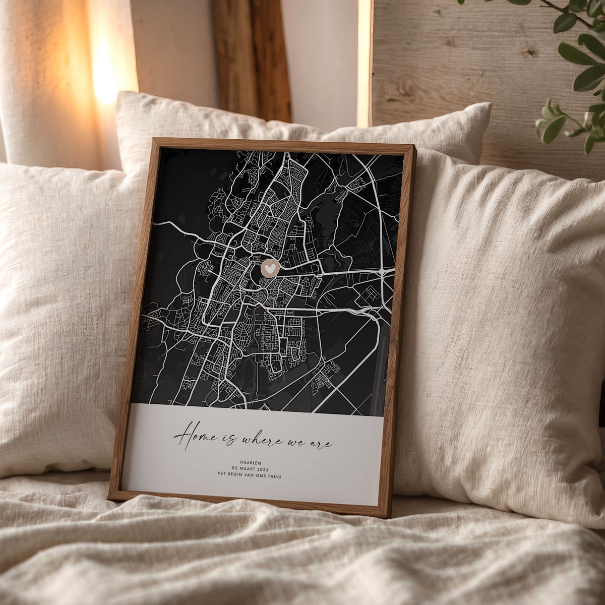 Where it all began poster met vierkante stadskaart in zwart, ingelijst op bed tussen de kussens