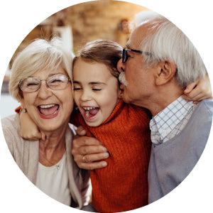 Cadeau voor opa en oma: grootouders met kleindochter