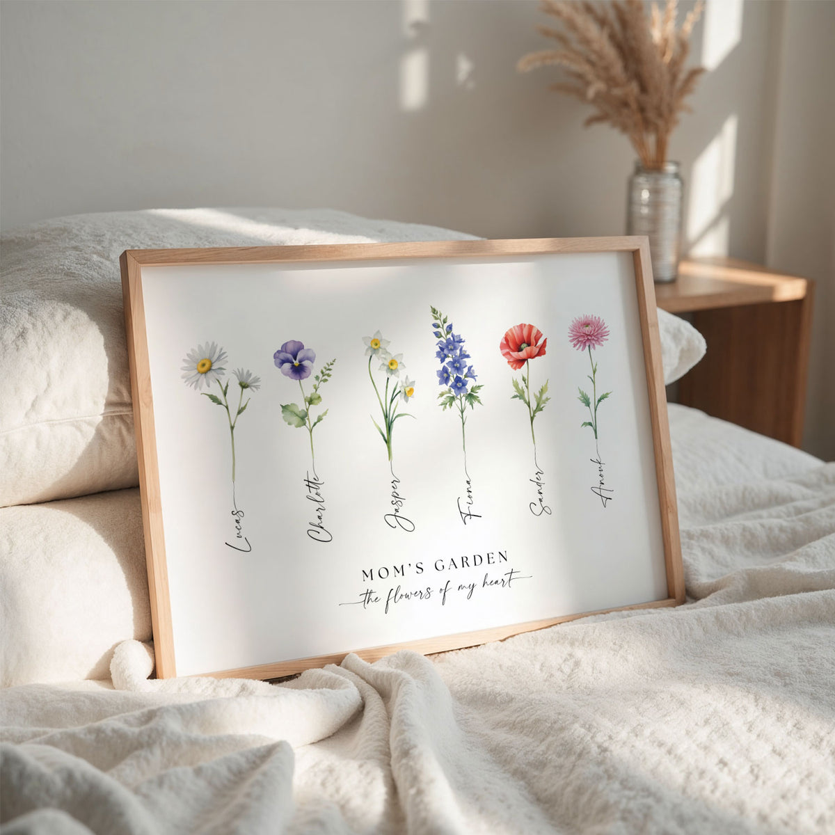 Liggende geboortebloemen poster met namen in houten lijst: zes bloemen met de namen langs de steel, cadeau voor mama