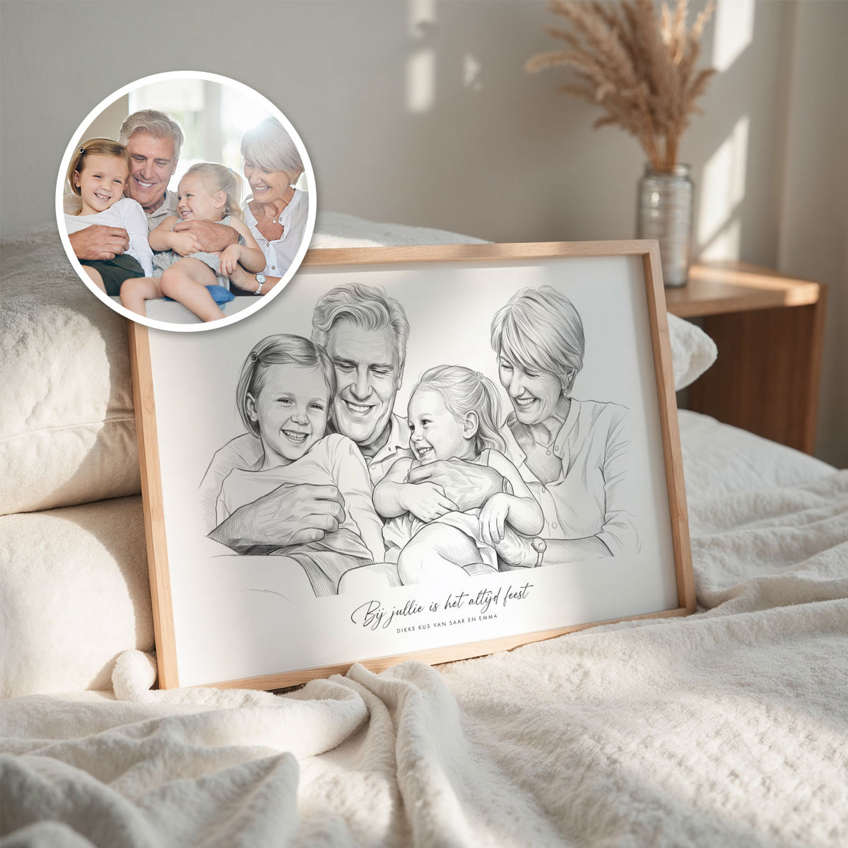 Potloodschets van opa en oma met kleinkinderen in houten lijst, tekening van foto met de originele foto ernaast