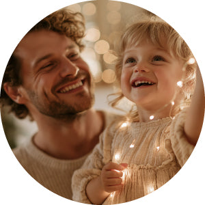 Persoonlijk kerstcadeau: vader en dochter met kerstlichtjes