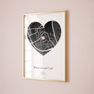 Where it all began poster met stadskaart in de vorm van een hart, in houten lijst tegen een roze muur