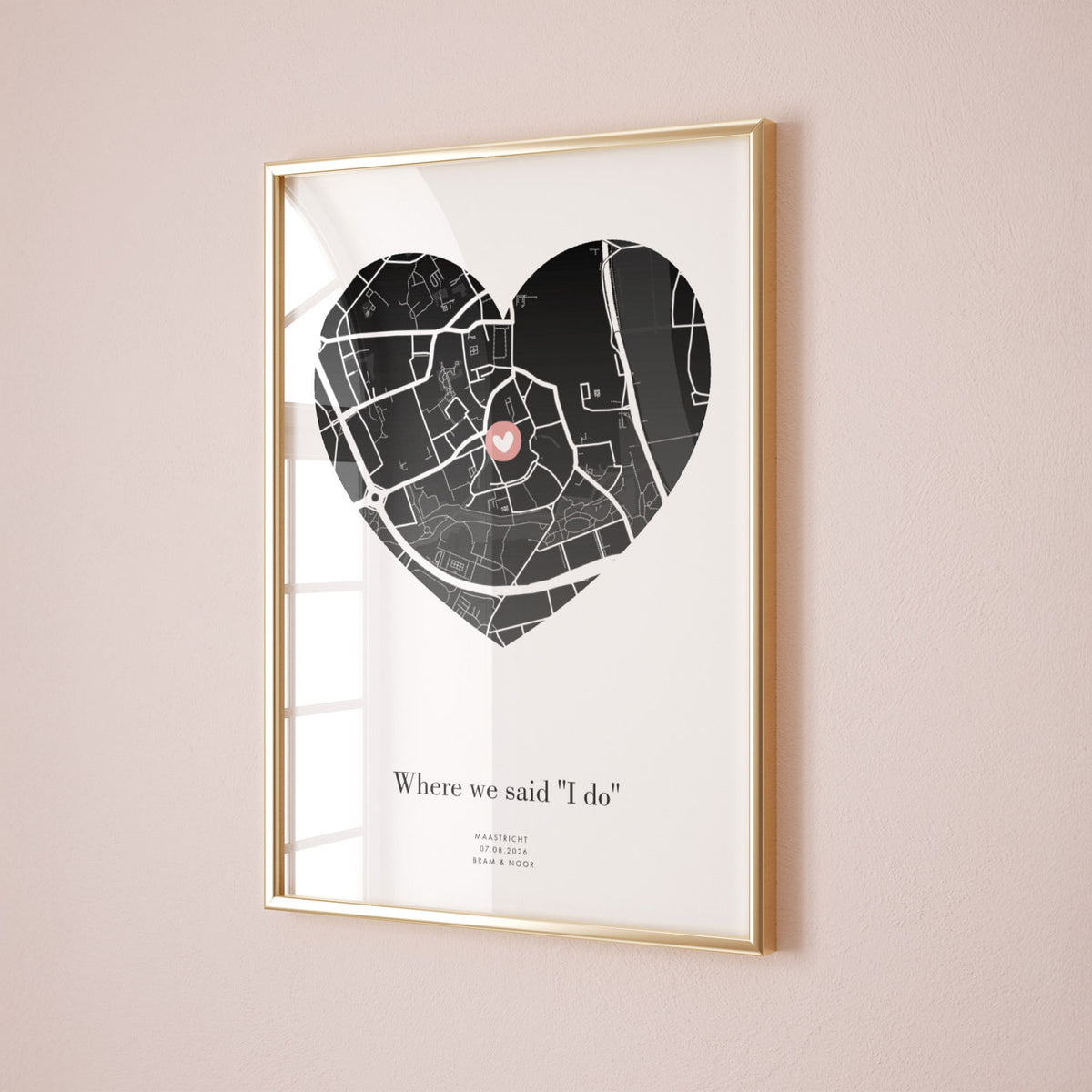 Where it all began poster met stadskaart in de vorm van een hart, in houten lijst tegen een roze muur