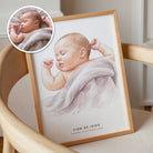 Baby tekening van een slapende baby in een lijst met naam en geboortegegevens.