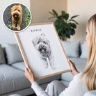 Tekening van foto laten maken: klant houdt potloodschets huisdier portret van hond