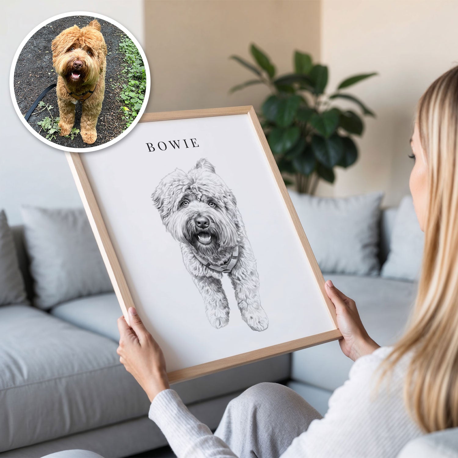 Tekening van foto laten maken: klant houdt potloodschets huisdier portret van hond
