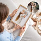 Vrouw bekijkt aquarel portret in lijst – gepersonaliseerd moederdag cadeau foto naar aquarelillustratie