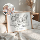 Potloodschets van opa en oma met kleinkinderen in houten lijst, tekening van foto met de originele foto ernaast