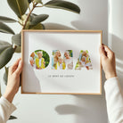 OMA poster met eigen foto's in handen – gepersonaliseerd fotogeschenk voor oma